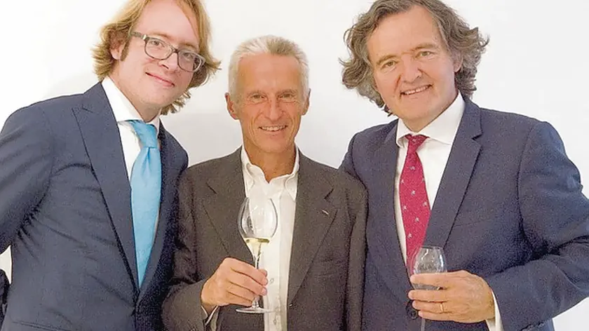 Riccardo Illy (al centro) fra Clovis Taittinger e Pierre Emmanuel Taittinger. L’imprenditore triestino punta sulle bollicine francesi da affiancare al cioccolato Domori e alle tisane di Damman Frères.