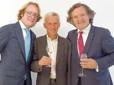 Riccardo Illy (al centro) fra Clovis Taittinger e Pierre Emmanuel Taittinger. L’imprenditore triestino punta sulle bollicine francesi da affiancare al cioccolato Domori e alle tisane di Damman Frères.