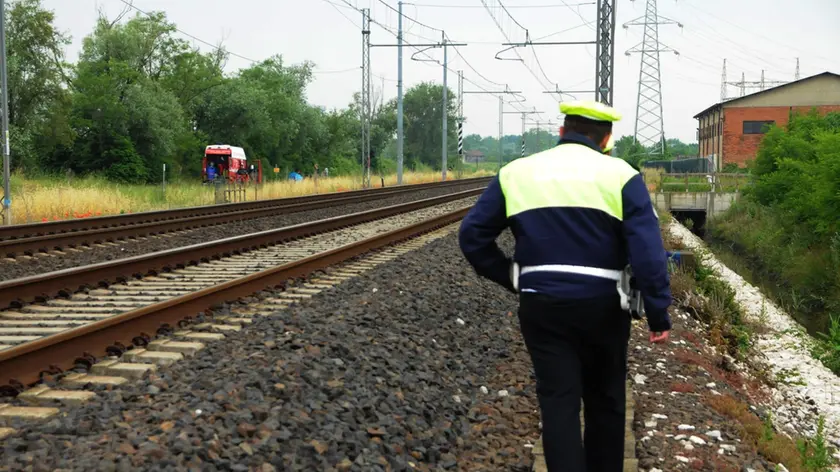 Un agente polfer lungo una linea ferroviaria