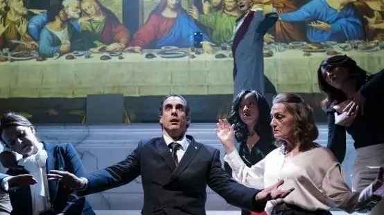 Sebastien Torkia nei panni di Berlusconi nell’omonimo musical a Londra