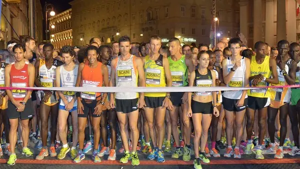 Foto Bruni 13.07.13 StraTrieste,maratona estiva sia con animali che competitiva-la partenza