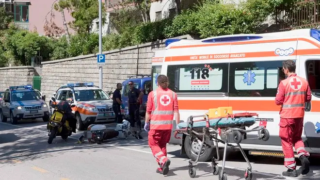 Silvano Trieste 04/09/2013 Incidente, via Revoltella 138/5, da primi accertamenti, frontale tra scooter e vespa