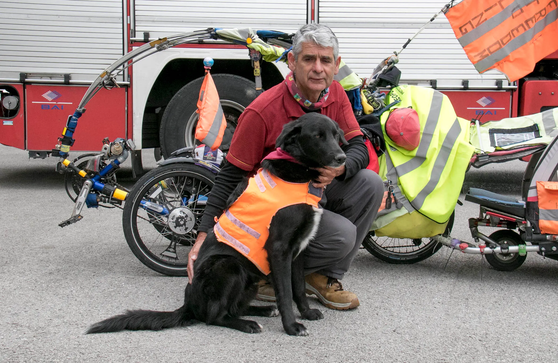 Bonaventura Monfalcone-13.04.2019 Giro del mondo in bicicletta di Martin Hutchinson e Starsky-Caserma di vigili del fuoco-Monfalcone-foto di Katia Bonaventura
