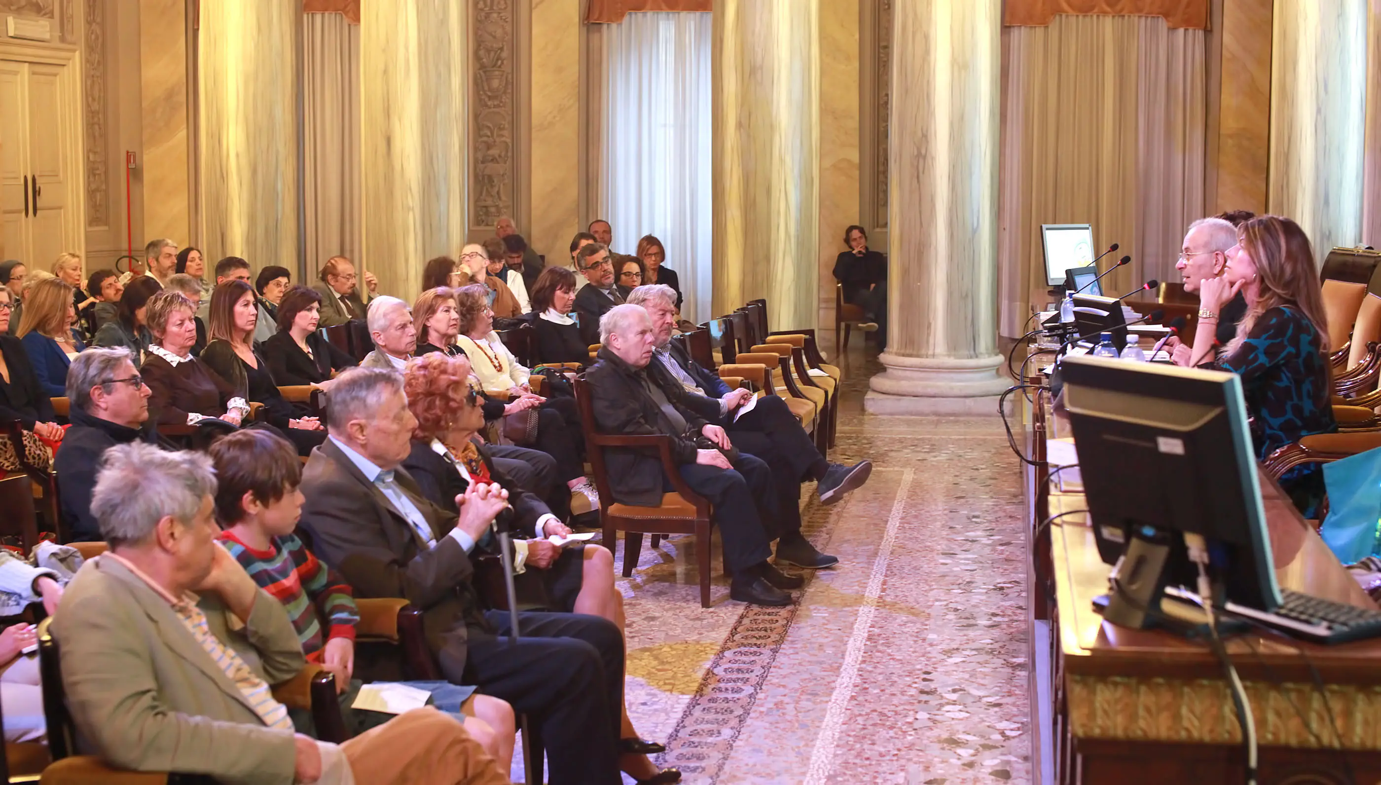 Il pubblico nella sala maggiore della Camera di commercio (foto Lasorte)