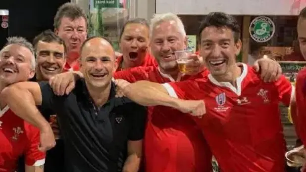 L'arbitro Jaco Peyper (maglia scura), 21 ottobre 2019. L'organismo di governo del rugby mondiale, World Rugby, ha aperto un'inchiesta per "stabilire i fatti" dopo la pubblicazione sui social di una foto che ha fatto infuriare i francesi, eliminati ieri dai quarti di finale del mondiale dopo una sconfitta per 20-10 contro il Galles. ANSA / www.foxsports.com +++ATTENZIONE LA FOTO NON PUO' ESSERE PUBBLICATA O RIPRODOTTA SENZA L'AUTORIZZAZIONE DELLA FONTE DI ORIGINE CUI SI RINVIA+++ ++NO SALES; NO ARCHIVE; EDITORIAL USE ONLY++