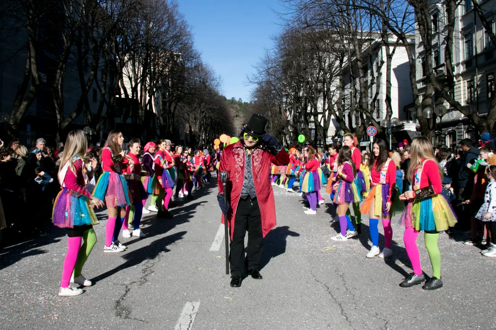 A Monfalcone è il giorno della sfilata dei carri e dei gruppi mascherati del 140° Carnevale Monfalconese della Pro Loco. Lungo le strade del centro cittadino migliaia di persone accorse da tutta la regione hanno seguito la sfilata che presenta carri bellissimi e altrettanto coreografici gruppi. A mezzogiorno un caldo sole e le temperature primaverili hanno accolto le oltre 6.000 persone, mascherate e non, che, alle 12 in punto, si sono riversate in piazza della Repubblica per assistere alla tradizionale “Cantada”. Battesimo con il pubblico delle grandi occasioni per il nuovo Sior Anzoleto Postier - interpretato da quest’anno da Franco Ongaro - che, affiancato dalla sua “sposa” Lisa Piran - studentessa di lingue e letterature straniere, finalista del Concorso Miss Italia 2023 - e dal Notaio Toio Gratariol - alias Gian Carlo Blasini - ha dato lettura al suo primo testamento. Le foto sono di Katia Bonaventura