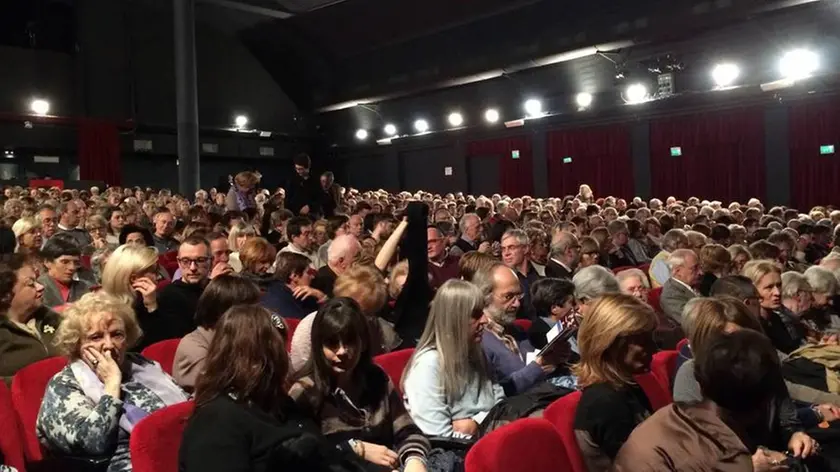 La sala piena del teatro Bobbio