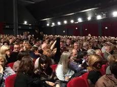 La sala piena del teatro Bobbio