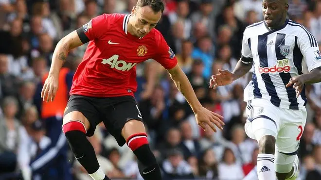 West Bromwich Albion's Youssouf Mulumbu (R) vies for the ball with Manchester United's substitute Dimitar Berbatov (L) during the English Premier League soccer match at the Hawthorns stadium in the West Bromwich, central England, Britain, 14 August 2011. ANSA/LINDSEY PARNABY