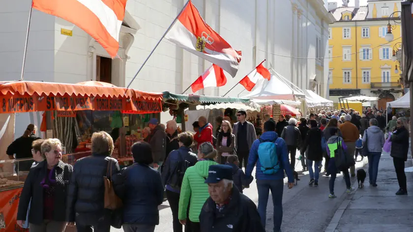 Lasorte Trieste 22/04/17 - Piazza S.Antonio, Ponterosso, Piazza della Repubblica, Via Mazzini, Mercato Europeo, Mercatino