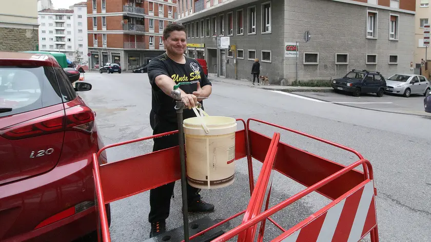 Lasorte Trieste 01/10/20 - Via Cologna, Residente riempie un secchio ad un rubinetto di emergenza