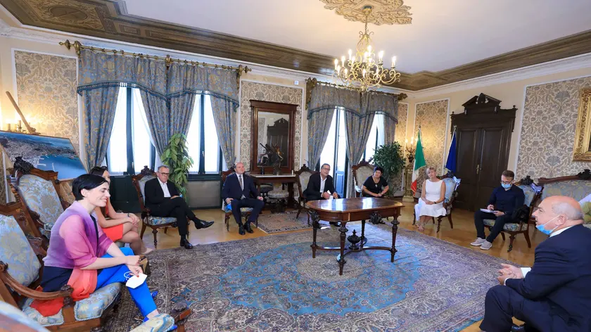 L'incontro nel Municipio di Trieste di questa mattina, giovedì 16 luglio, fra il sindaco Roberto Dipiazza e tutti i primi cittadini dei Comuni sloveni della costa istriana, con il sindaco di Pirano Đenio Zadković e i colleghi di Capodistria Aleš Bržan, di Isola, Danilo Markočič, e di Ancarano, Barbara Švagelj (vicesindaco), affiancati da Martina Gamboz, project manager del Progetto "Piran-Pirano 4 for Istria 2025", per la candidatura comune di questo territorio a "Capitale europea della cultura 2025"