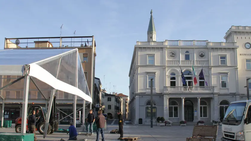 Bonaventura Monfalcone-15.11.2018 Lavori in corso-Allestimento attività natalizie-Piazza della Repubblica-Monfalcone-foto di Katia Bonaventura