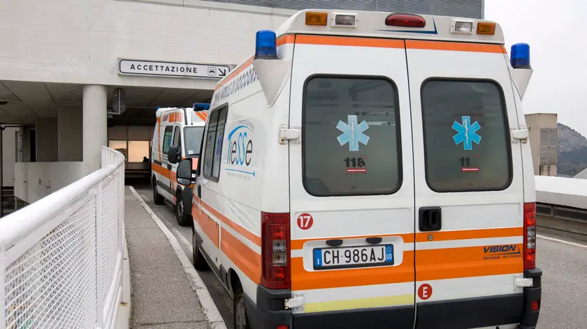 Amabulanze sulla rampa del Pronto soccorso di Cattinara