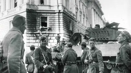 Primo maggio 1945: i titini a Trieste davanti al Tribunale