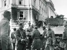 Primo maggio 1945: i titini a Trieste davanti al Tribunale