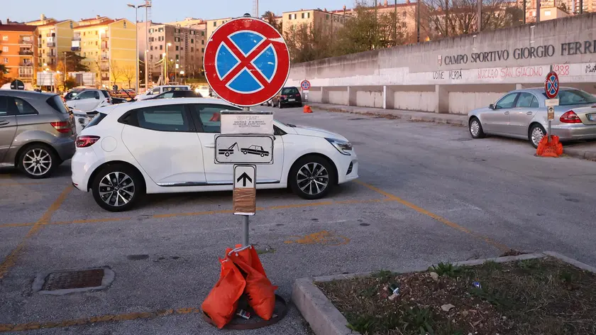 I cartelli che annunciano i divieti in prossimità del “Ferrini” in una foto scattata ieri da Andrea Lasorte