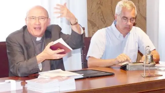 Il vescovo Carlo Maria Redaelli assieme a Mauro Ungaro di Voce Isontino Foto Marega