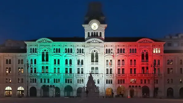 Lasorte Trieste 23/03/20 - Piazza Unità , Municipio illuminato con il Tricolore, Emergenza Coronavirus