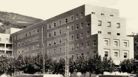 Lo storico Albergo Americano di Barcola: l’originario rivestimento verrà “riprodotto” sopra il cappotto in via di realizzazione