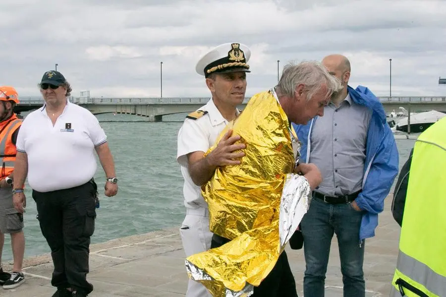 Il comandante dell’Audace, Bruno Tessari, l'ultimo a scendere dalla motonave, come da regolamento: qui il capitano della Capitaneria di Monfalcone gli appoggia uan mano sulla spalla. Foto katia Bonaventura