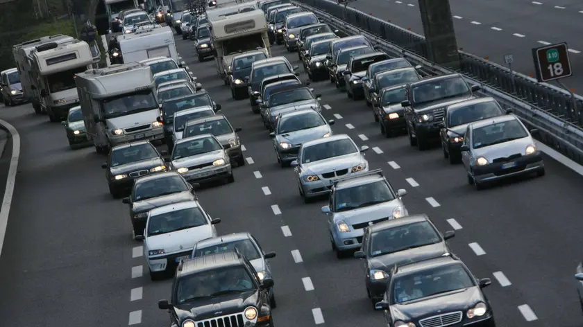 Code sull'autostrada A10 per l'esodo pasquale in un'immagine d'archivio. ANSA/LUCA ZENNARO/DRN