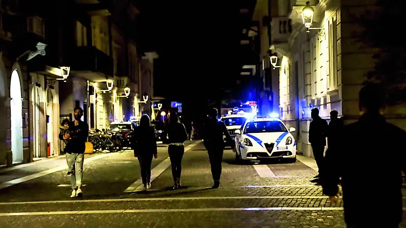 Via Sant’Ambrogio, in uno scatto notturno, teatro della vicenda. Katia Bonaventura