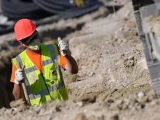 Un operaio al lavoro in un cantiere per la realizzazione della terza corsia