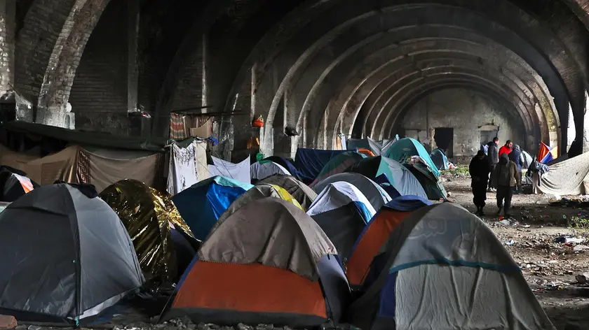 La tendopoli dei migranti nei capannoni abbandonati del Silos di Coop Alleanza 3.0, dietro la stazione dei treni Foto Andrea Lasorte