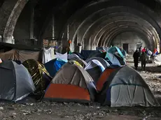 La tendopoli dei migranti nei capannoni abbandonati del Silos di Coop Alleanza 3.0, dietro la stazione dei treni Foto Andrea Lasorte