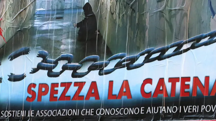 Lasorte Trieste 18/12/17 - Manifesti del Comune, Spezza la Catena contro Accattonaggio