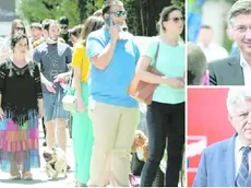 Nella foto grande una delle tante file davanti ai seggi elettorali ieri a Zagabria dovuta alle norme di sicurezza da rispettare vista anche la recrudescenza dell’epidemia di Covid-19 nel Paese al voto. Nella foto in alto a destra pollice alzato del premier uscente Andrej Plenković vincitore anche di questa tornata elettorale. Nella foto in basso a destra l’esponente della Sdp Zlatko Komadina scuro in volto. jutarnji.hr