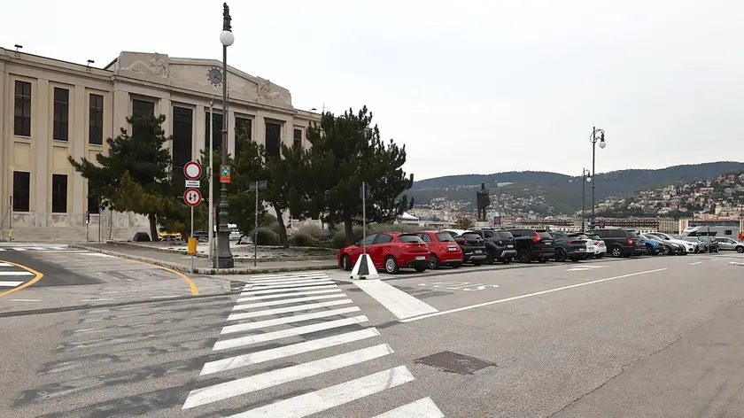 Una delle due aree che dovrebbero essere al centro del cantiere per il parcheggio sotterraneo sulle Rive. Foto Lasorte