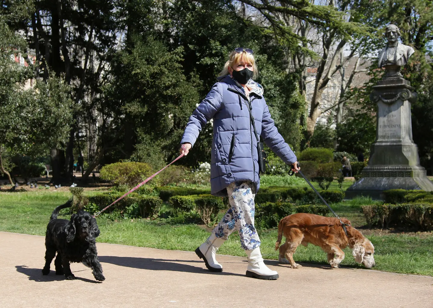 Carrozzine, cani e sport: nel fotoservizio di Andrea Lasorte alcuni dei frequentatori incontrati venerdì 19 marzo al giardino pubblico di via Giulia