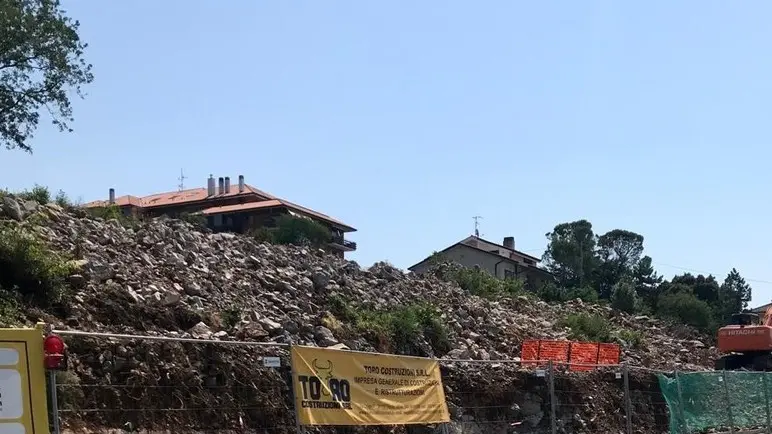 Il cantiere bloccato dai vigili vicino al piazzale dei 7 Nani