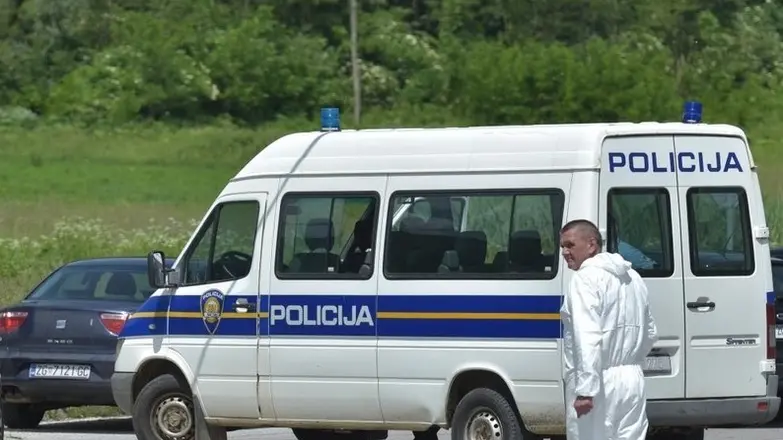 31.05.2018., Donji Srb - Policijski ocevid nad kobijem BiH registacija, u kojem je policija sinoc zatekla 29 osoba stranih drzavljana. Pri sprijecavanju prolaska vozila i odbijanja napada policija je ispalila nekoliko hitaca pri cemu je ranjeno dvoje djece. Photo: Dino Stanin/PIXSELL