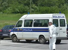 31.05.2018., Donji Srb - Policijski ocevid nad kobijem BiH registacija, u kojem je policija sinoc zatekla 29 osoba stranih drzavljana. Pri sprijecavanju prolaska vozila i odbijanja napada policija je ispalila nekoliko hitaca pri cemu je ranjeno dvoje djece. Photo: Dino Stanin/PIXSELL