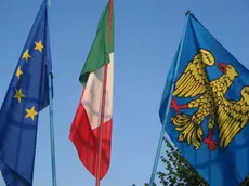 Una bandiera del Friuli issata vicino al Tricolore e alla bandiera europea