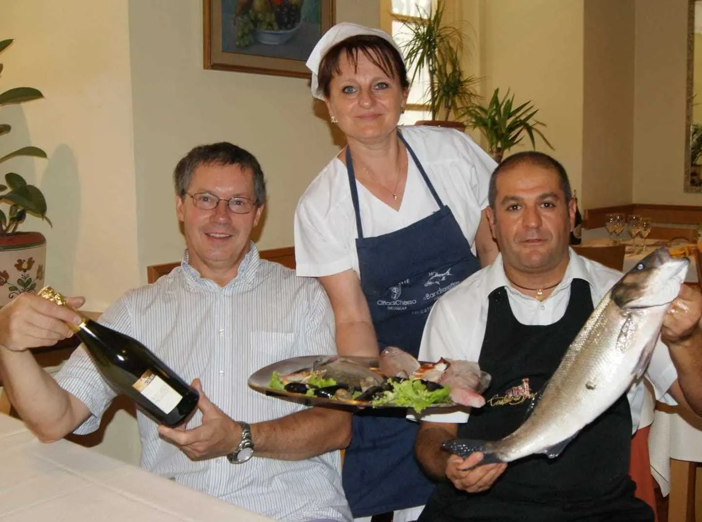 Il titolare Bruno Baruzza (primo a sinistra) con lo staff