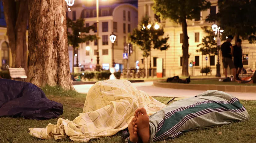 L'alba in piazza Libertà. Fotoservizio di Andrea Lasorte