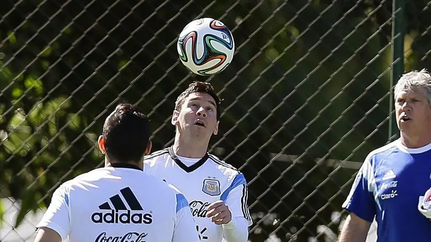epa04253719 Argentinian national soccer team striker Lionel Messi (C) performs with his teammates during their training session in Cidade do Galo, Brazil, 13 June 2014. Argentina will face Bosnia and Herzegovina in the group C preliminary round match of the FIFA World Cup 2014 on 15 June 2014 in Rio de Janeiro. EPA/DENNIS M. SABANGAN