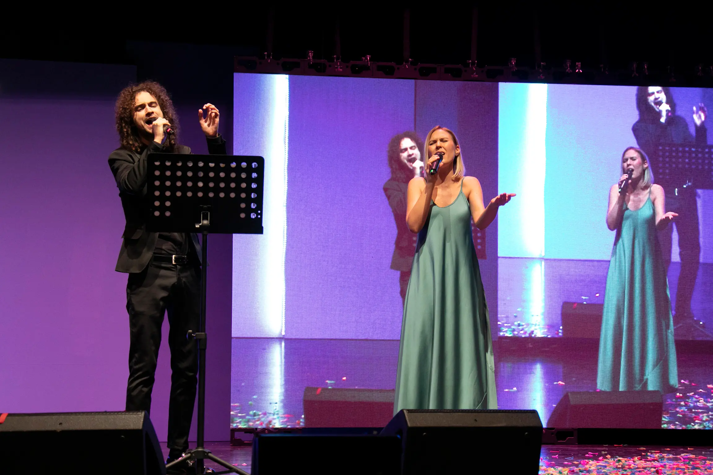 Trionfo di partecipazione e di pubblico al 18° CantaFestival de la Bisiacaria, il cosiddetto “Sanremo bisiaco” edizione 2022, in programma al Teatro Comunale di Monfalcone. A vincere con 412 voti, tra una pioggia di coriandoli e di applausi la canzone “Al pianista e la balarina”, un brano cantato da Manuel Dominko di Gorizia e Martina Zerjal di Trieste (testo di Marco Giovanetti, musica di Manuel Dominko). La coppia ha ricevuto il premio dal sindaco Anna Maria Cisint e dal presidente della Pro loco Giorgio Iuretta. Le foto sono di Katia Bonaventura