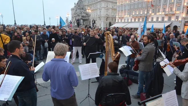 Lasorte Trieste 26/10/13 - Piazza Unita' - Manifestazione/evento di tutte le maestranze della Fondazione Teatro Verdi di Trieste, promosso da Rsu e Sindacati di categoria