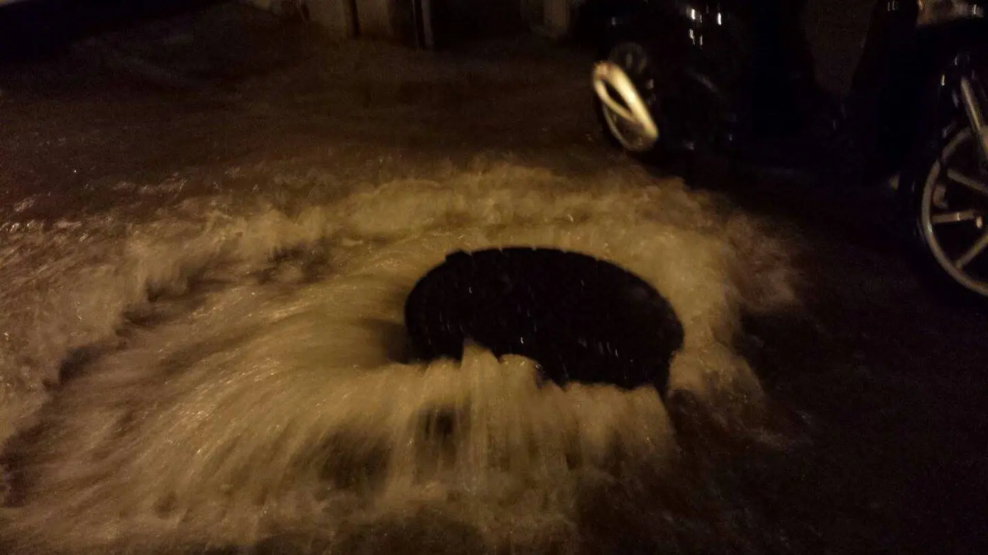 Un tombino saltato in via dell'Eremo (Foto della lettrice Cristina Di Murro)