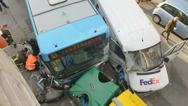 Foto Bruni 12.11.13 Via Foscolo incrocio:bus contro furgone