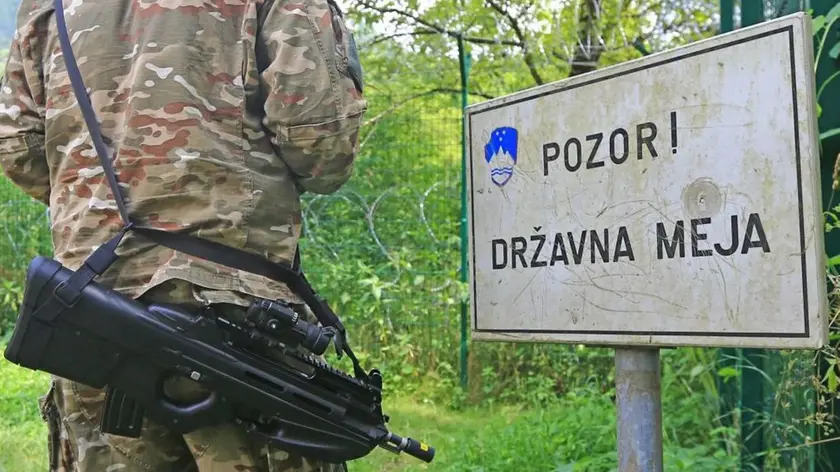 Un soldato sloveno di pattuglia per intercettare eventuali immigrati clandestini. (Delo.si)