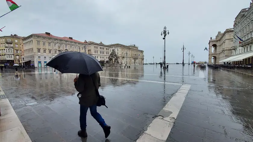 In piazza Unità sotto la pioggia in una foto di archivio firmata Bruni