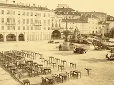 Lo spazio aperto sul mare più grande d’Europa è da sempre palcoscenico della vita cittadina e della sua evoluzione. Cinta da torri, animata da mercati o abbellita da giardini, ha ospitato prigioni, chiese e locande aperte tutta la notte