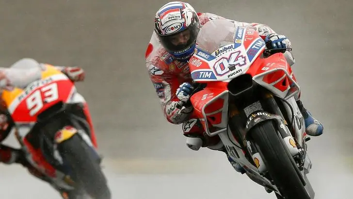 epa06266667 Italian MotoGP rider Andrea Dovizioso (R) of Ducati Team leads Spanish MotoGP rider Marc Marquez of Repsol Honda Team in last ditch at the MotoGP race of the MotoGP Grand Prix of Japan at Twing Ring Motegi circuit in Motegi, Tochigi Prefecture, northern Japan, 15 October 2017. EPA/KIMIMASA MAYAMA