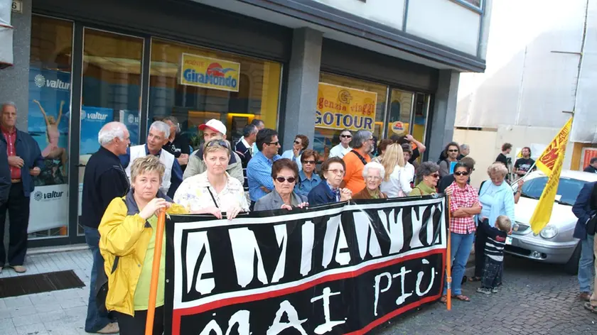 Una manifestazione di protesta dell'Associazione esposti amianto davanti al Tribunale di Gorizia